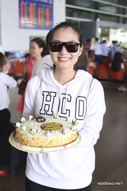 chong-bi-mat-lam-sinh-nhat-cho-ngoc-lan-ngay-tai-san-bay-3
