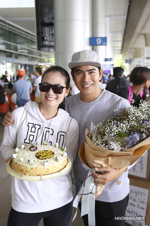 chong-bi-mat-lam-sinh-nhat-cho-ngoc-lan-ngay-tai-san-bay-4