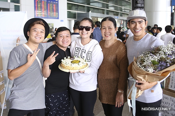 chong-bi-mat-lam-sinh-nhat-cho-ngoc-lan-ngay-tai-san-bay-6