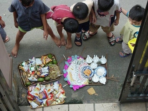 'Giật cô hồn' mà, bắt xếp hàng sao được? - Ảnh 2