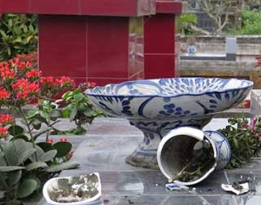  Một ngôi mộ đồ lễ, bát hương bị vỡ. Ảnh minh họa. 