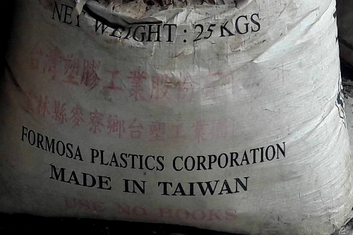 Bao bì có chữ Formosa trong khuôn viên công ty chôn lấp chất thải trái phép ở Đà Nẵng.