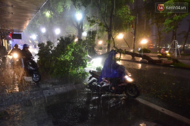 Hà Nội đang ảnh hưởng bão, mưa to gió giật kinh hoàng, nhiều tuyến phố đã ngập - Ảnh 1.
