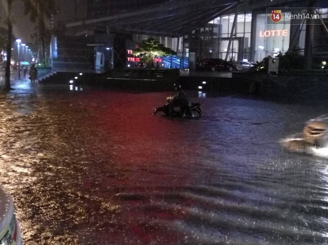 Hà Nội đang ảnh hưởng bão, mưa to gió giật kinh hoàng, nhiều tuyến phố đã ngập - Ảnh 3.