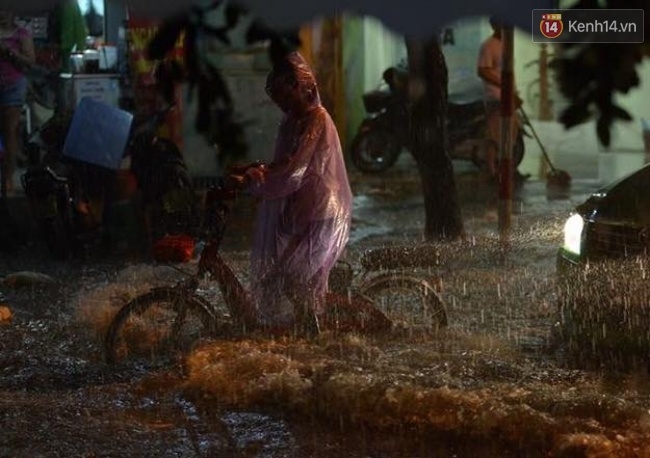 Hà Nội đang ảnh hưởng bão, mưa to gió giật kinh hoàng, nhiều tuyến phố đã ngập - Ảnh 6.
