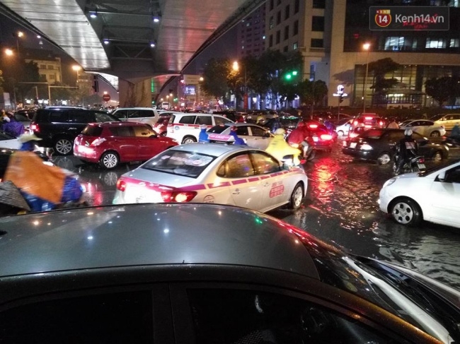 Hà Nội đang ảnh hưởng bão, mưa to gió giật kinh hoàng, nhiều tuyến phố đã ngập - Ảnh 8.