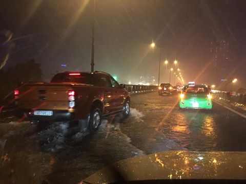 Hà Nội đang ảnh hưởng bão, mưa to gió giật kinh hoàng, nhiều tuyến phố đã ngập - Ảnh 10.