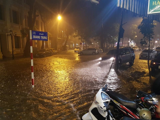 Hà Nội đang ảnh hưởng bão, mưa to gió giật kinh hoàng, nhiều tuyến phố đã ngập - Ảnh 11.