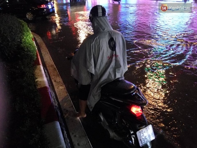 Hà Nội đang ảnh hưởng bão, mưa to gió giật kinh hoàng, nhiều tuyến phố đã ngập - Ảnh 13.