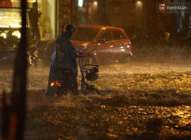 Hà Nội đang ảnh hưởng bão, mưa to gió giật kinh hoàng, nhiều tuyến phố đã ngập - Ảnh 14.