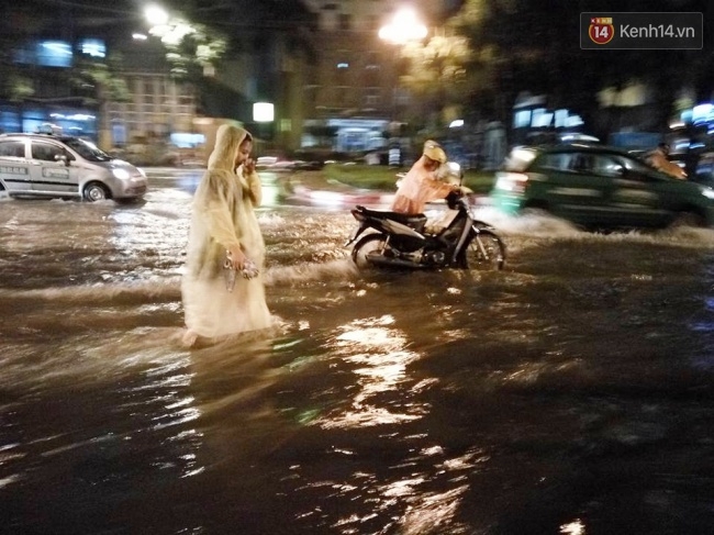 Hà Nội đang ảnh hưởng bão, mưa to gió giật kinh hoàng, nhiều tuyến phố đã ngập - Ảnh 17.