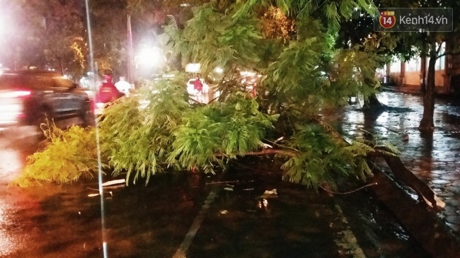 Hà Nội đang ảnh hưởng bão, mưa to gió giật kinh hoàng, nhiều tuyến phố đã ngập - Ảnh 18.