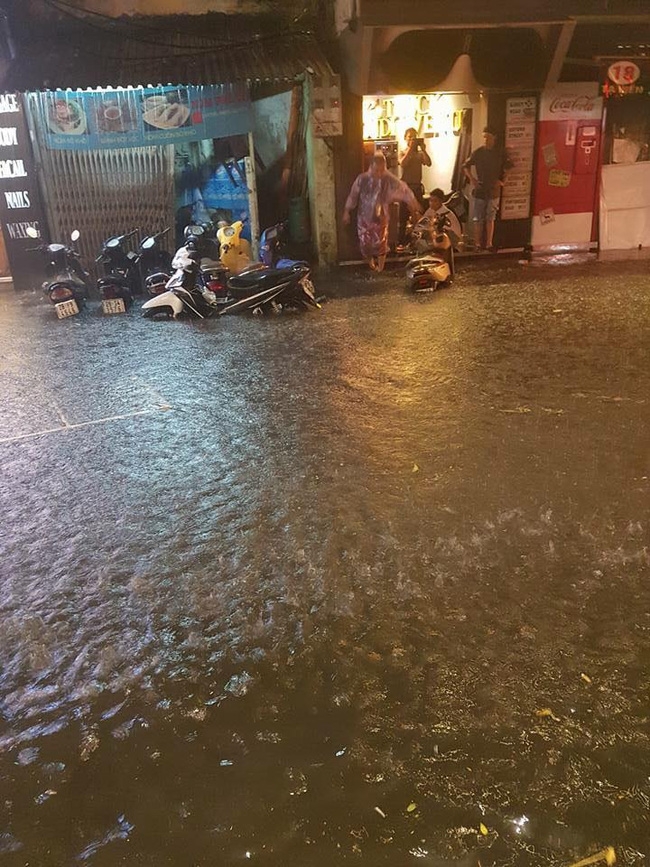 Hà Nội đang ảnh hưởng bão, mưa to gió giật kinh hoàng, nhiều tuyến phố đã ngập - Ảnh 19.
