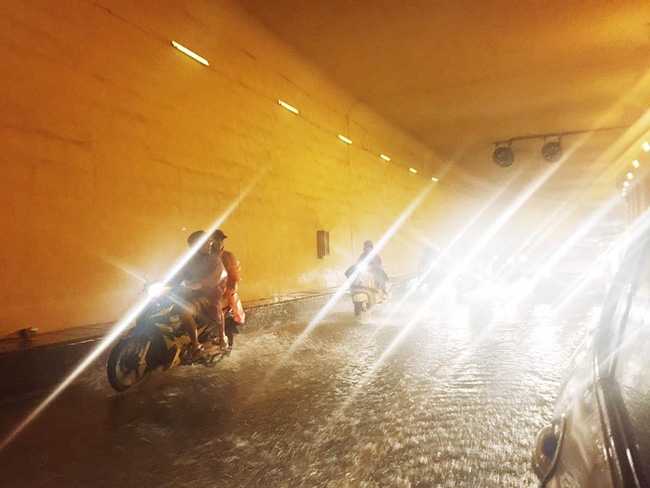 Hà Nội đang ảnh hưởng bão, mưa to gió giật kinh hoàng, nhiều tuyến phố đã ngập - Ảnh 20.