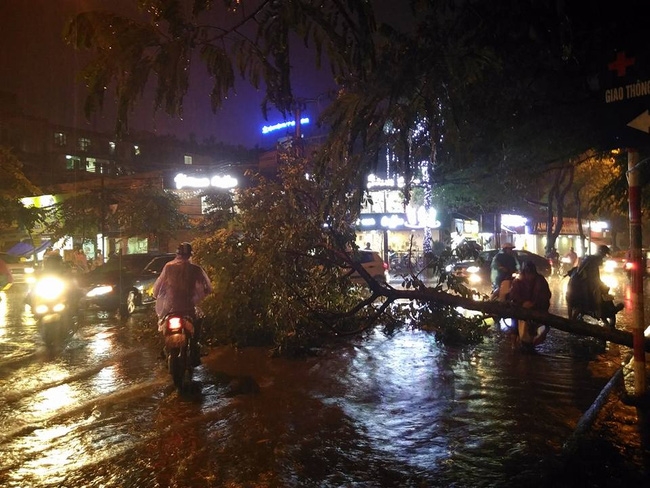 Hà Nội đang ảnh hưởng bão, mưa to gió giật kinh hoàng, nhiều tuyến phố đã ngập - Ảnh 21.