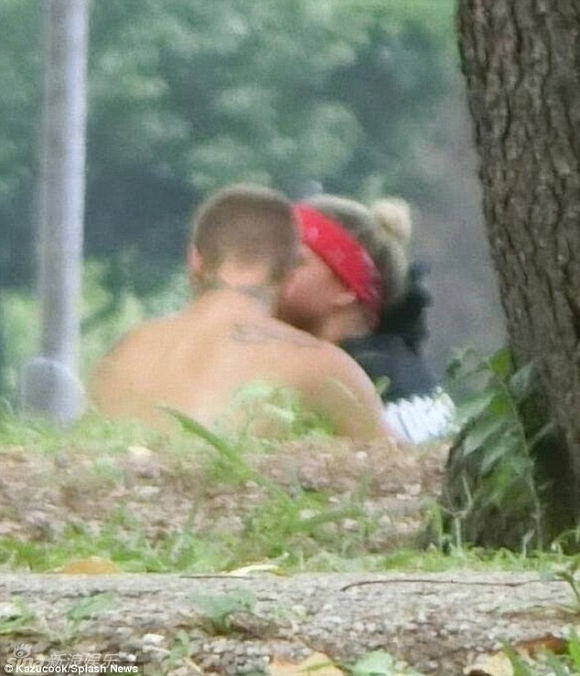 Justin Bieber hôn bạn gái mới đắm đuối tại Nhật bỏ mặc xích mích với Selena Gomez 5