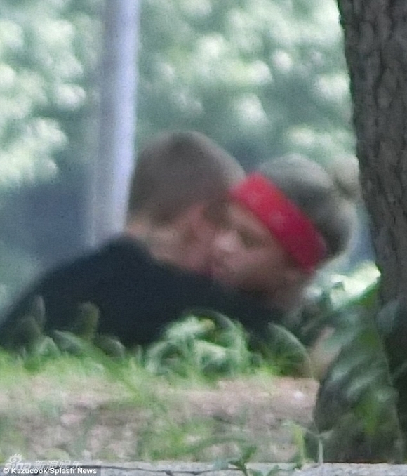 Justin Bieber hôn bạn gái mới đắm đuối tại Nhật bỏ mặc xích mích với Selena Gomez 4