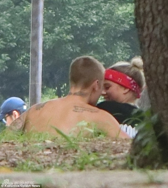 Justin Bieber hôn bạn gái mới đắm đuối tại Nhật bỏ mặc xích mích với Selena Gomez 1