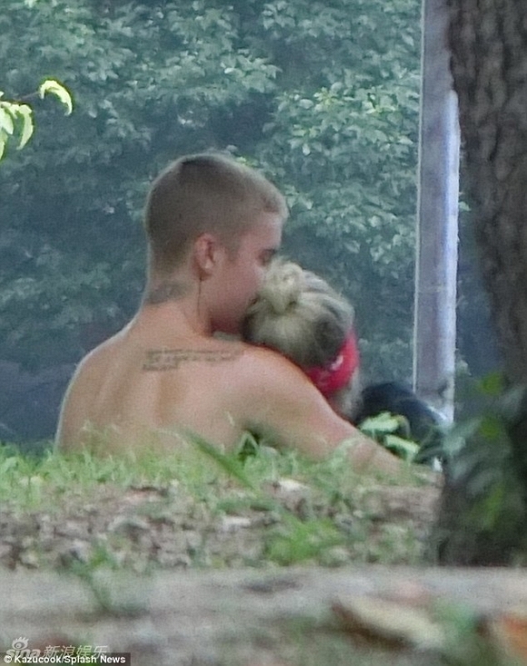 Justin Bieber hôn bạn gái mới đắm đuối tại Nhật bỏ mặc xích mích với Selena Gomez 0
