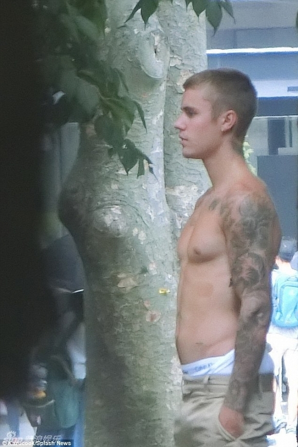 Justin Bieber hôn bạn gái mới đắm đuối tại Nhật bỏ mặc xích mích với Selena Gomez 3