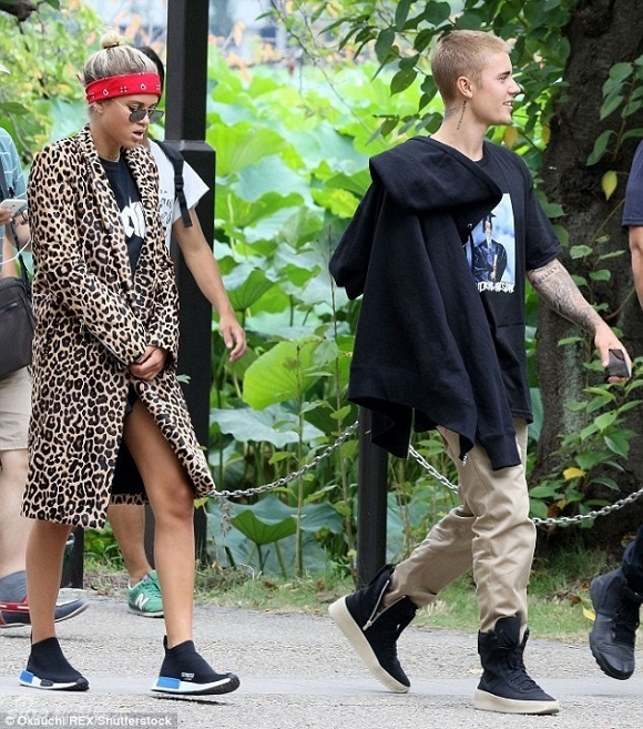 Justin Bieber hôn bạn gái mới đắm đuối tại Nhật bỏ mặc xích mích với Selena Gomez 2