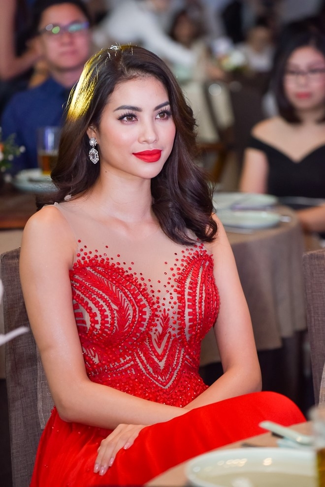 Lan Khue, Pham Huong do sac khi cung tham gia su kien hinh anh 4