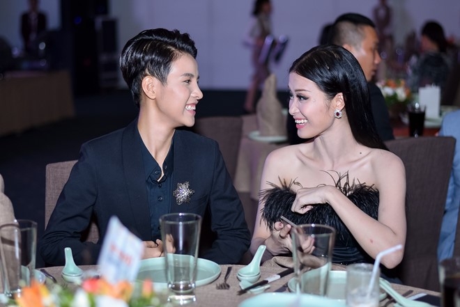 Lan Khue, Pham Huong do sac khi cung tham gia su kien hinh anh 6