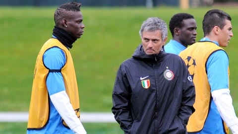 Mãi không ai rước, Balotelli tìm đến Mourinho