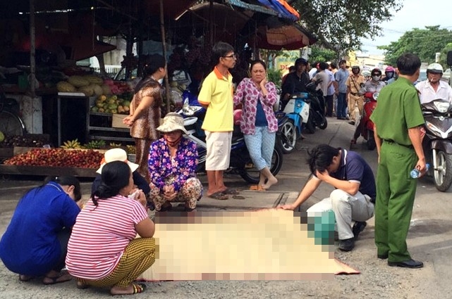 Oto bo chay sau va cham khien nguoi phu nu sap cuoi tu vong hinh anh 1