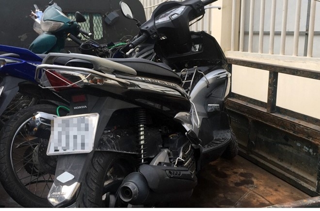Oto bo chay sau va cham khien nguoi phu nu sap cuoi tu vong hinh anh 2