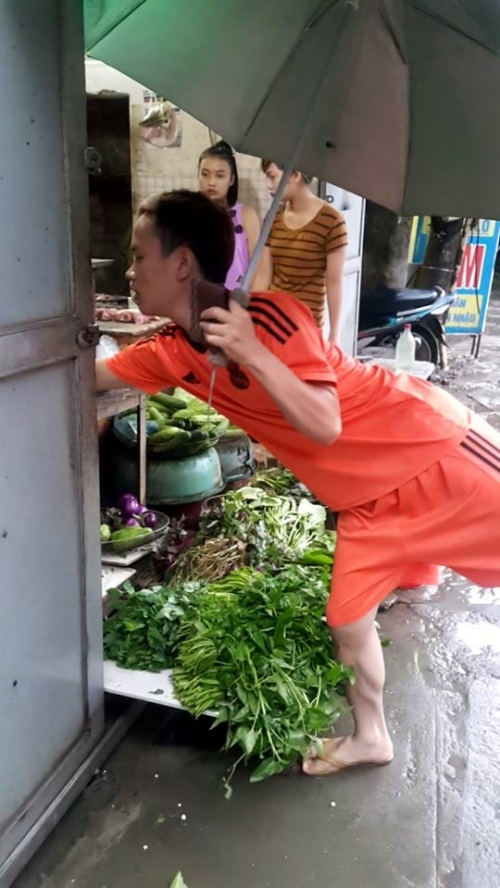 Bão đổ bộ, sinh viên méo mặt trữ mì tôm, trứng vì thực phẩm tăng giá - Ảnh 3
