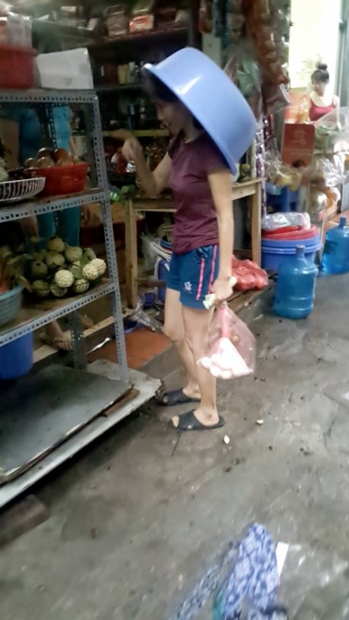Bão đổ bộ, sinh viên méo mặt trữ mì tôm, trứng vì thực phẩm tăng giá - Ảnh 5