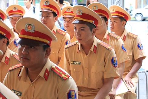 Trung úy Khoa ngồi thất thần trong buổi lễ tuyên dương CSGT dũng cảm, truy bắt tội phạm