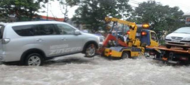 ha noi: dan mang lap hoi ho tro keo xe hong trong bao so 3 hinh anh 1