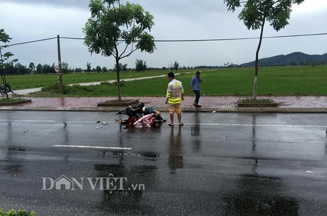 ha tinh: thi the 2 co gai nam xoa canh xe may bien dang hinh anh 1