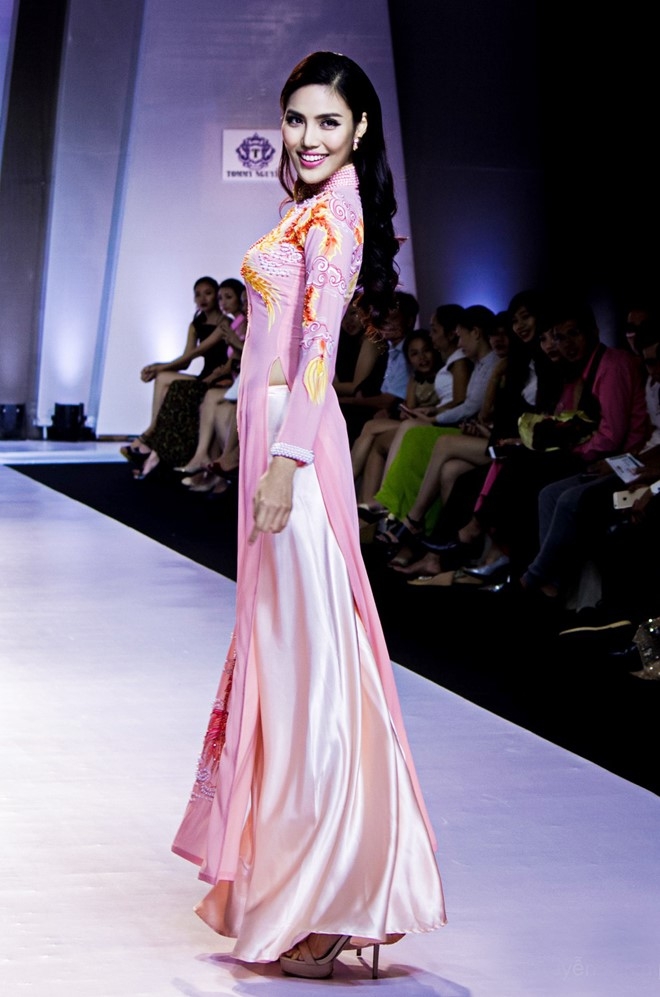 Lan Khue tro lai san catwalk sau nhieu thang vang bong hinh anh 2