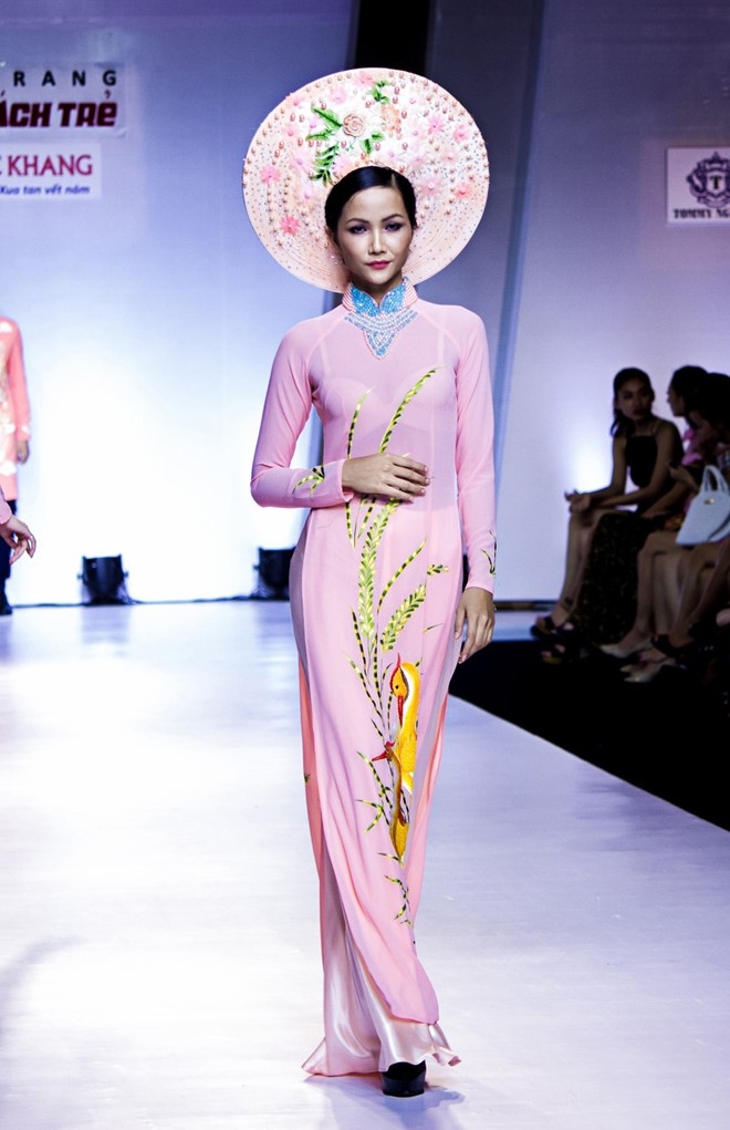 Lan Khue tro lai san catwalk sau nhieu thang vang bong hinh anh 6