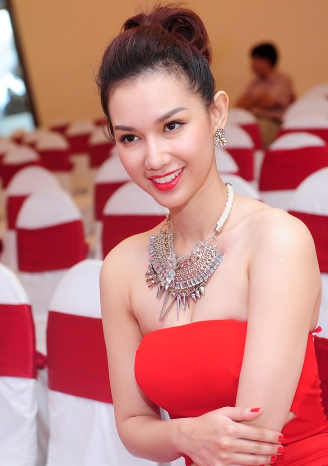 Ngộp thở ngắm MC Quỳnh Chi hững hờ khoe vòng một - 4
