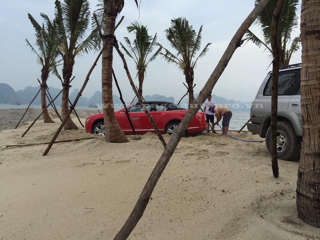  Chiếc xe sang Bentley GTC bị mắc kẹt khi nghịch cát tại Tuần Châu, Quảng Ninh. 