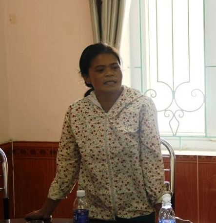 Chị Toàn cho rằng gia đình chị bị thu chiếc giường do không đủ tiền đóng thuế nhưng cán bộ lại đổ cho chị tự nguyện nộp để răn đe chồng
