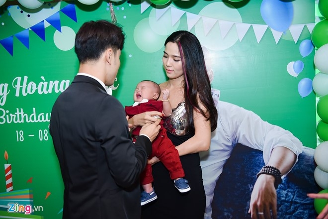 Ung Hoang Phuc ra mat con trai trong tiec sinh nhat hinh anh 2