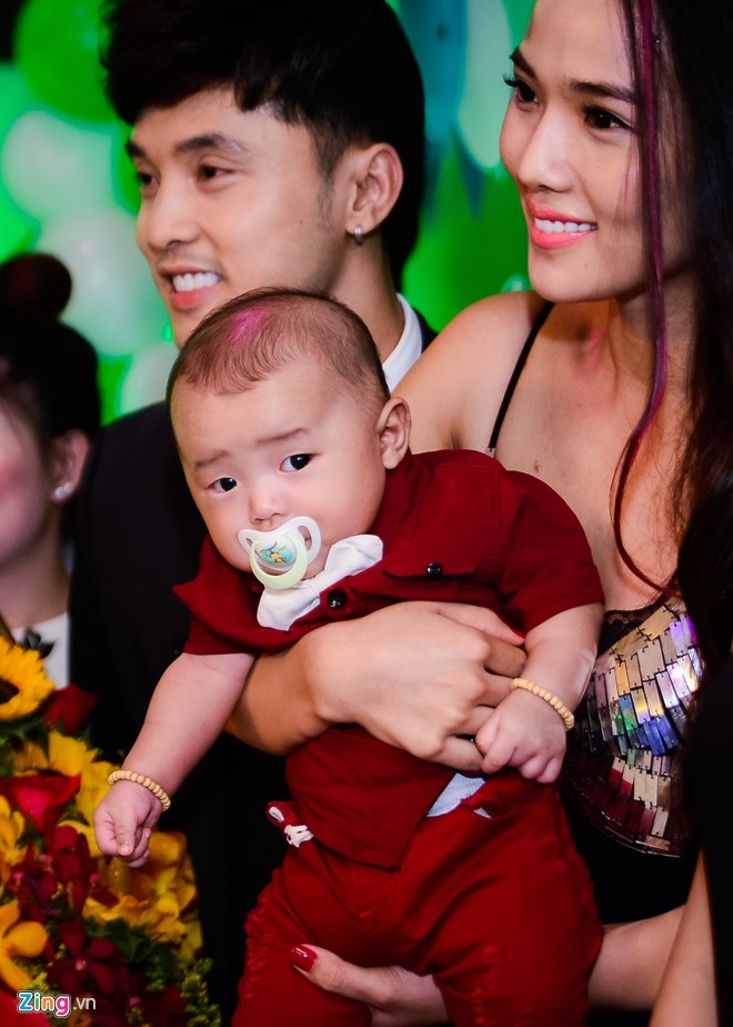 Ung Hoang Phuc ra mat con trai trong tiec sinh nhat hinh anh 4