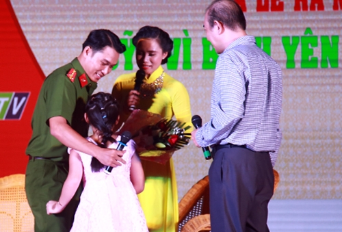 ke-bat-coc-con-dai-gia-dinh-nho-dac-nhiem-cho-di-tron-vi-tuong-xe-om-1