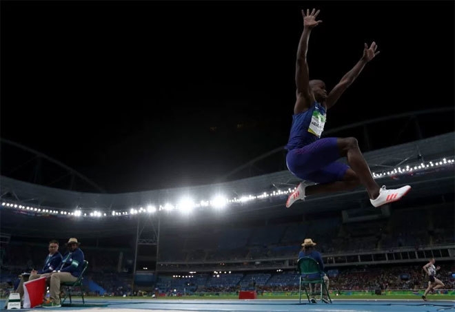 Nhà vô địch Olympic vội về nhà tặng HC vàng cho mẹ bị bệnh - ảnh thể thao