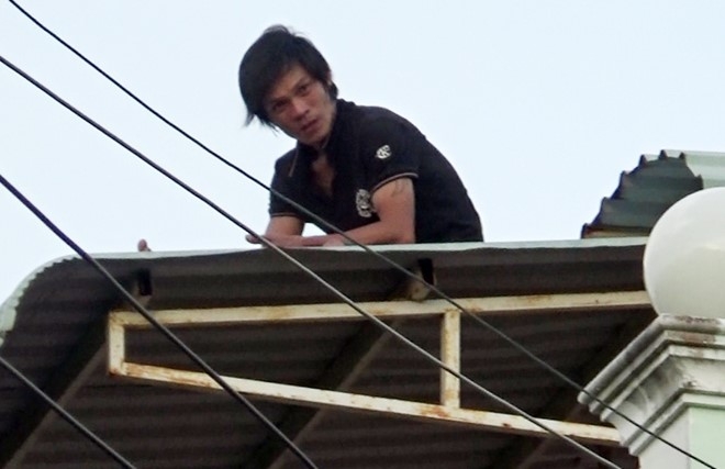 Thanh nien nghi ngao da co thu tren noc nha tu trua den toi hinh anh 1