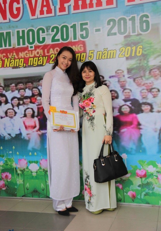Ở trường PTTH Trần Phú, Đà Nẵng cô gái 18 tuổi là một gương sáng về học tâm và là hạt nhân tiêu biểu của các phong trào văn nghệ.