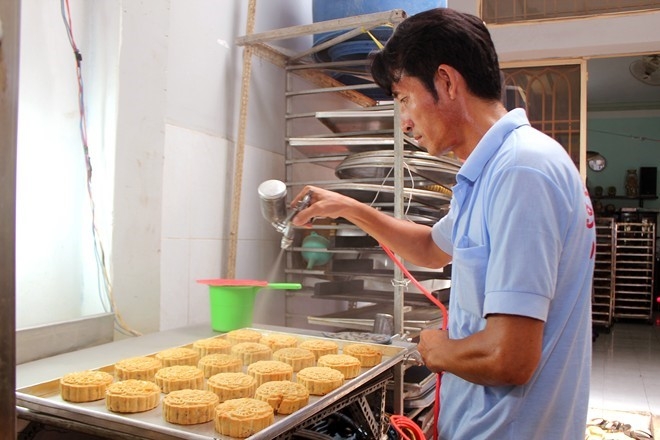 Hang ca phe, thuc an nhanh tranh nhau ban banh trung thu hinh anh 2
