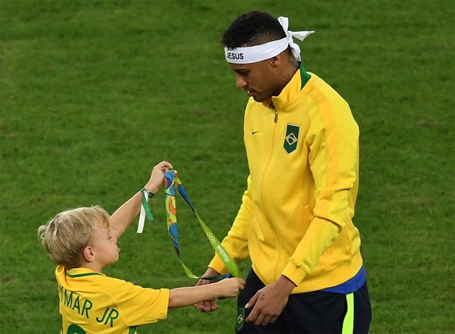 Neymar và khoảnh khắc đi vào lịch sử bóng đá Brazil - ảnh thể thao