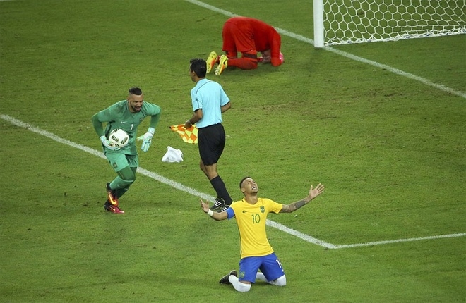 Neymar và khoảnh khắc đi vào lịch sử bóng đá Brazil - ảnh thể thao