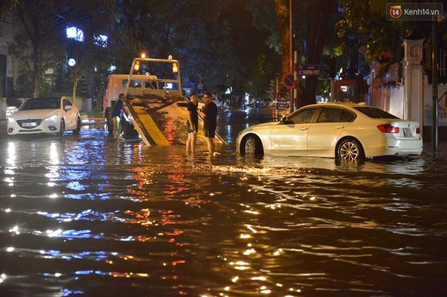 Phố cổ Hà Nội ngập lênh láng sau cơn mưa lớn - Ảnh 1.